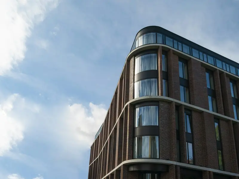 Modernes Wohngebäude mit Klinkerfassade