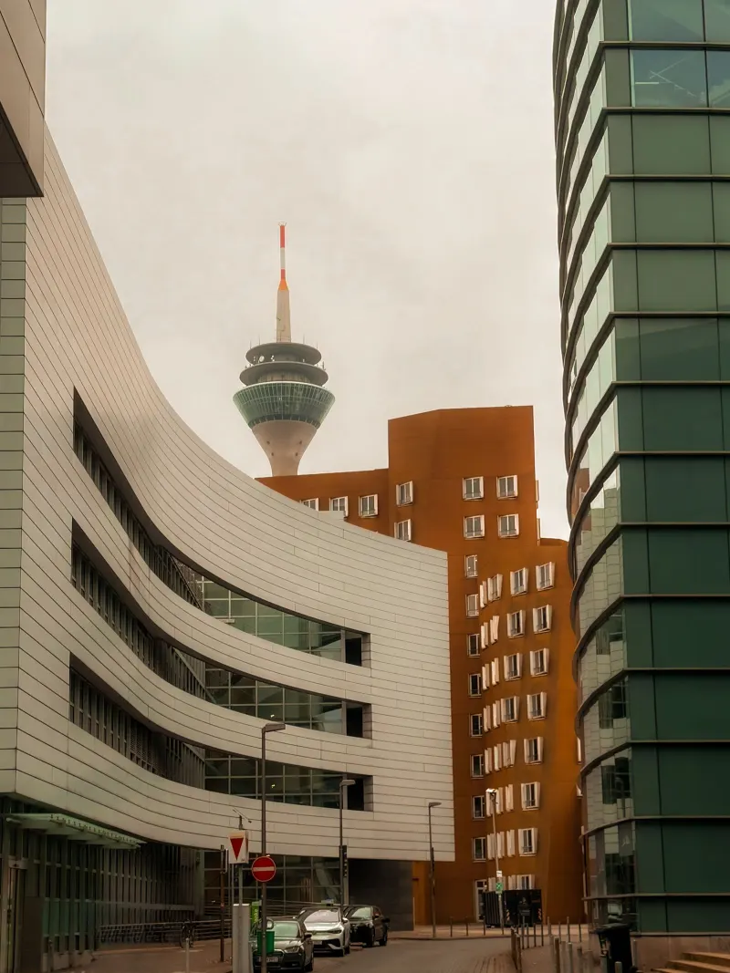 Gehry-Bauten und Rheinturm im Düsseldorfer Medienhafen