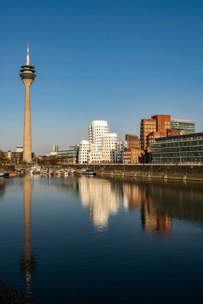 Medienhafen in Düsseldorf mit Rheinturm, gespiegelt im Wasser
