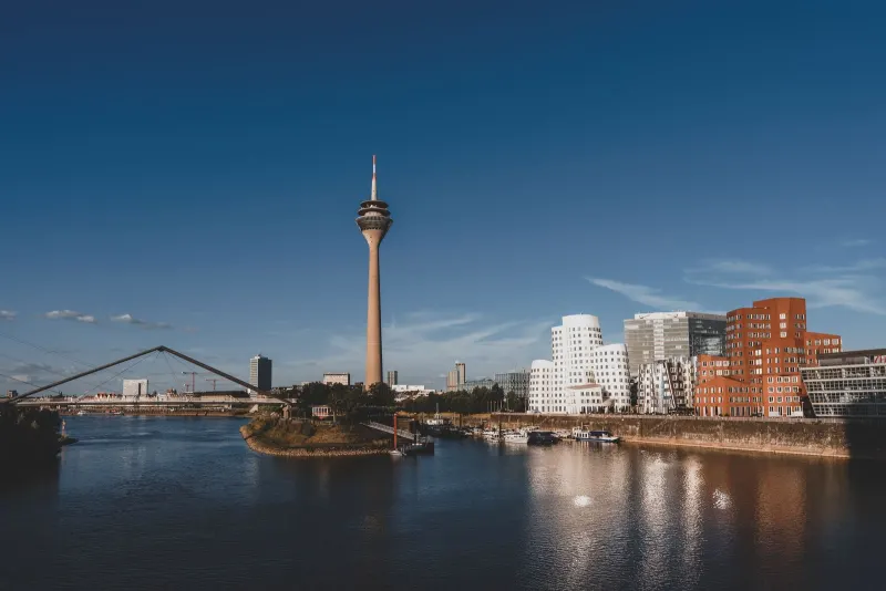 Düsseldorfer Medienhafen mit Rheinturm am Abend