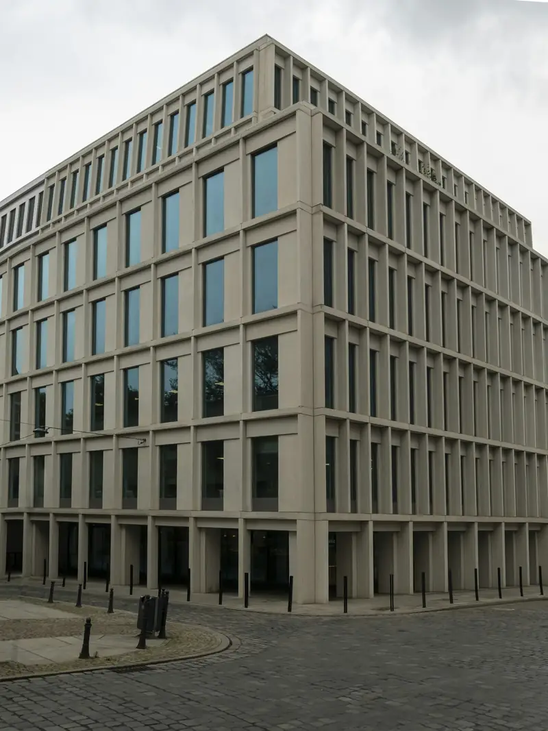 Modernes Bürogebäude mit Natursteinfassade
