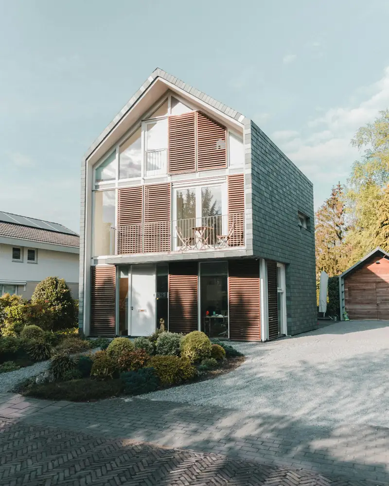 Modernes Einfamilienhaus mit Giebeldach und Klinkerfassade